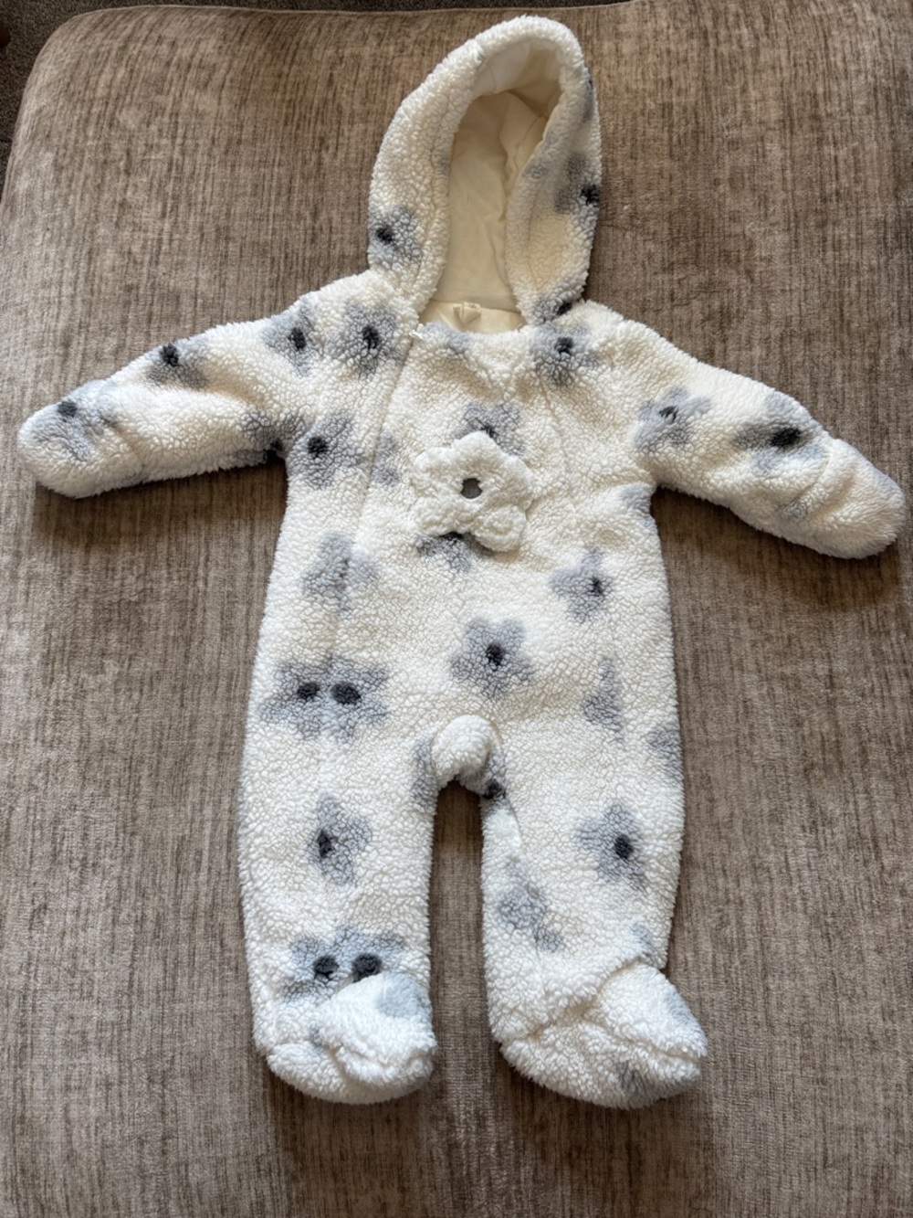 NWOT Plush White Hooded Baby Footie with Gray Daisy Print Sherpa